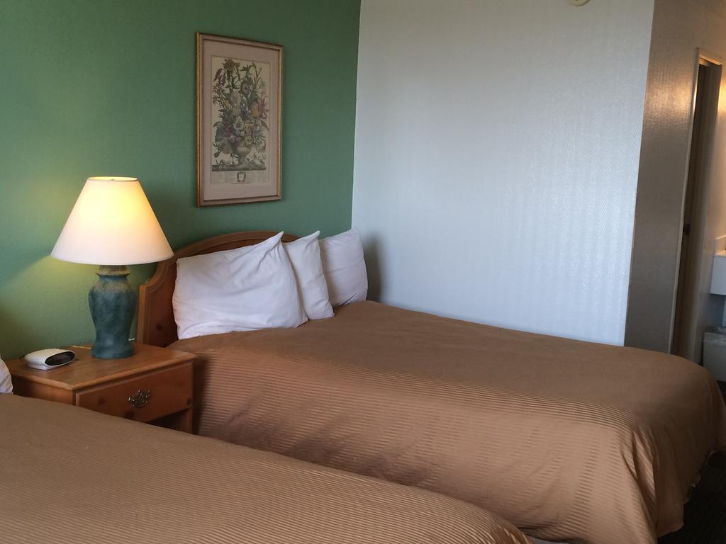 Carol Hotel Omaha Room photo